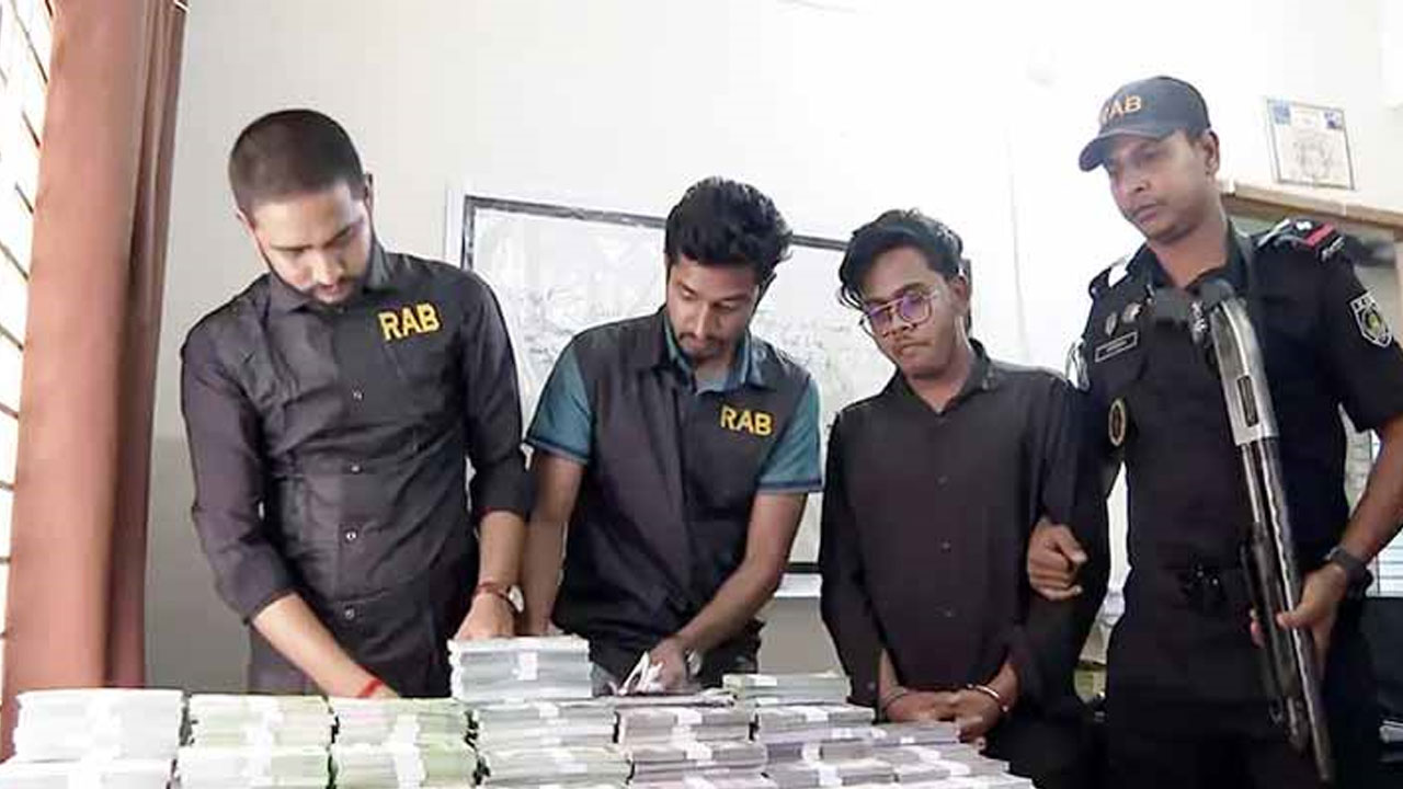 চট্টগ্রামে কোটি টাকার জাল ডলার-ইউরোসহ গ্রেপ্তার ১